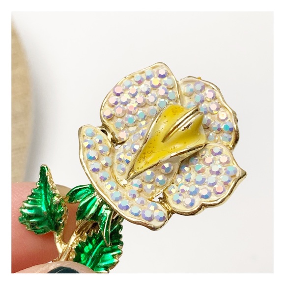 Vintage enamel rose brooch with aurora borealis rhinestone petals - Picture 3 of 11